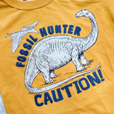 Conj. Camiseta Fossil Hunter e Bermuda - Mostarda e Marinho